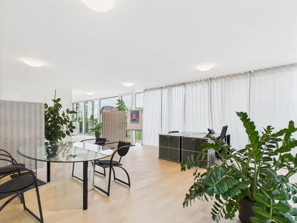 Attraktiver Büroraum mit grosser Fensterfront in zentraler Lage