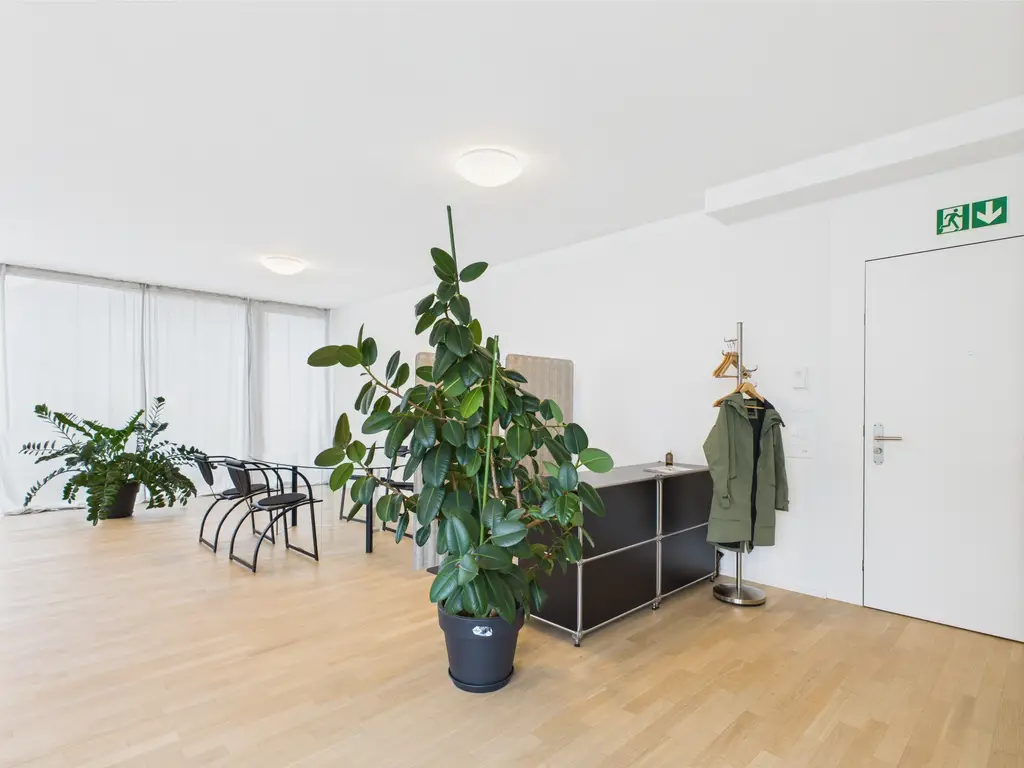 Attraktiver Büroraum mit grosser Fensterfront in zentraler Lage