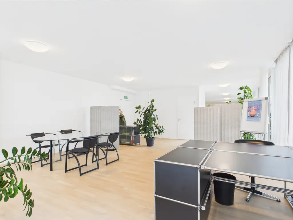 Attraktiver Büroraum mit grosser Fensterfront in zentraler Lage