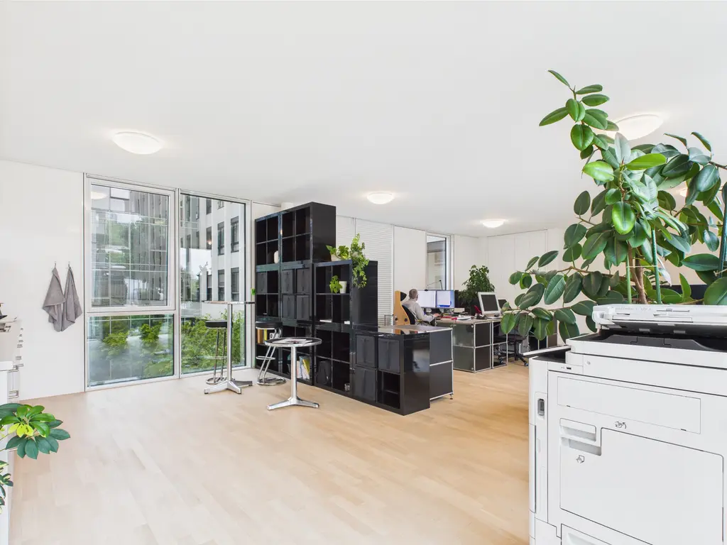 Attraktiver Büroraum mit grosser Fensterfront in zentraler Lage