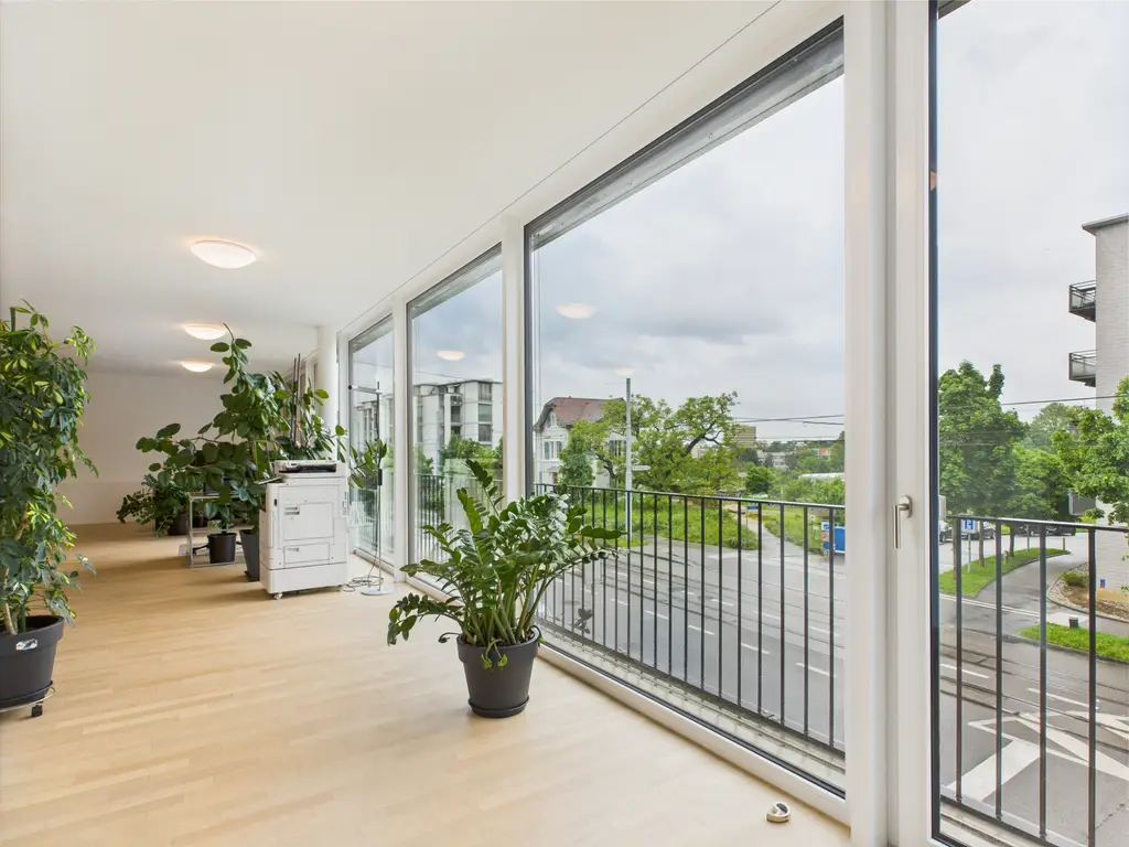 Attraktiver Büroraum mit grosser Fensterfront in zentraler Lage