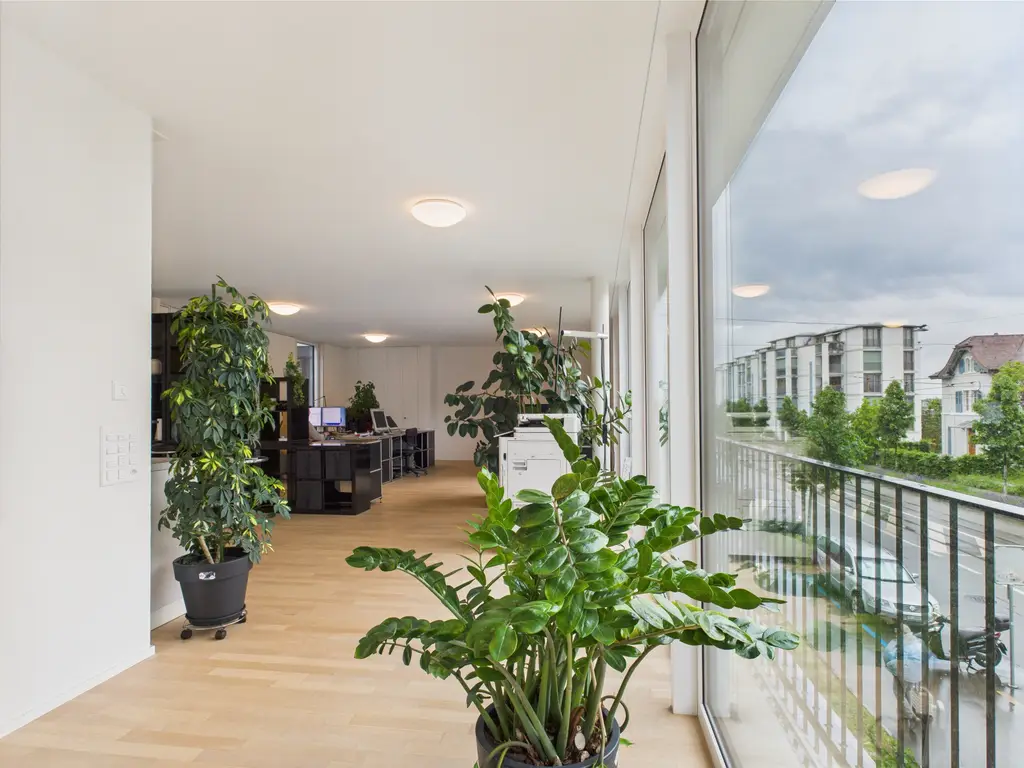 Attraktiver Büroraum mit grosser Fensterfront in zentraler Lage