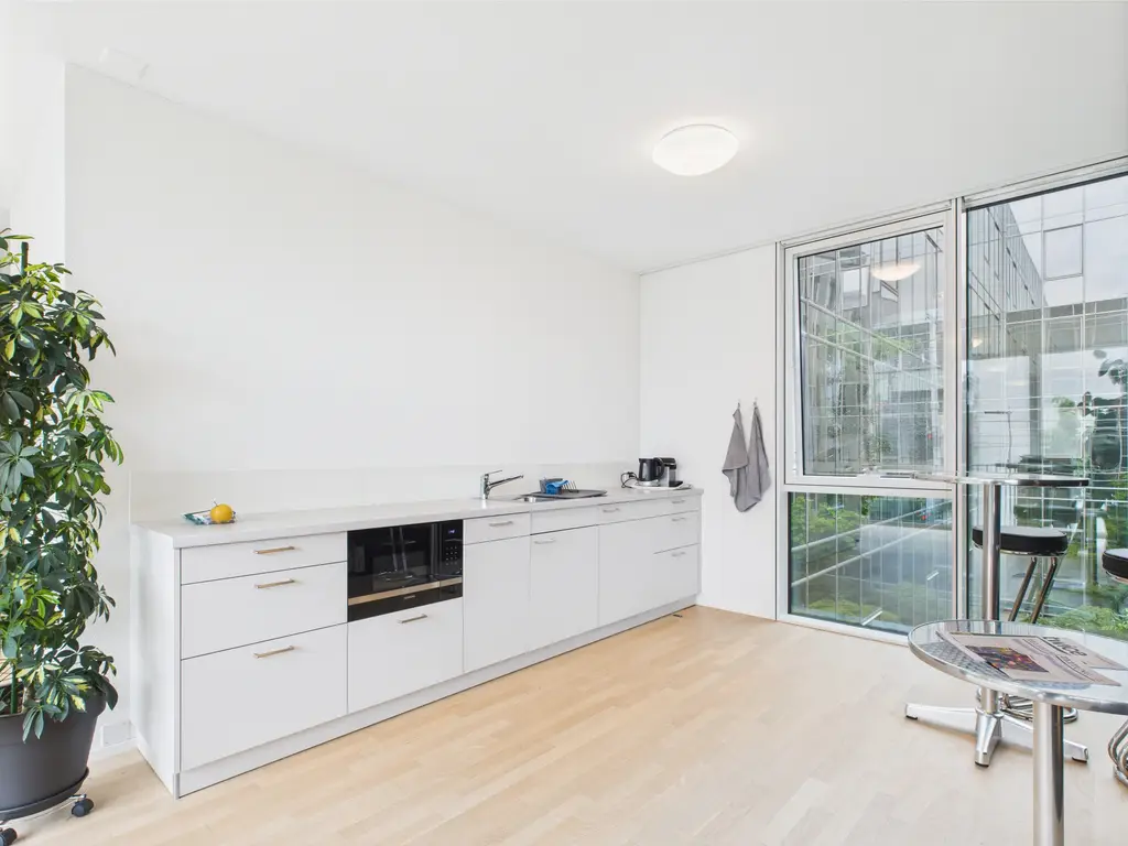 Attraktiver Büroraum mit grosser Fensterfront in zentraler Lage