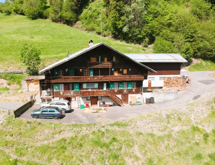 À vendre – Chalet authentique à rénover, ancienne ferme de 1920, avec vue panoramique exceptionnelle