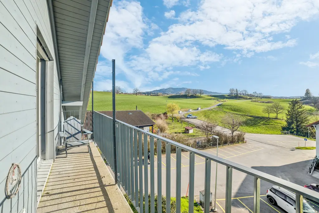 Nouveau sur le marché: superbe 2,5 p avec balcon, à la campagne