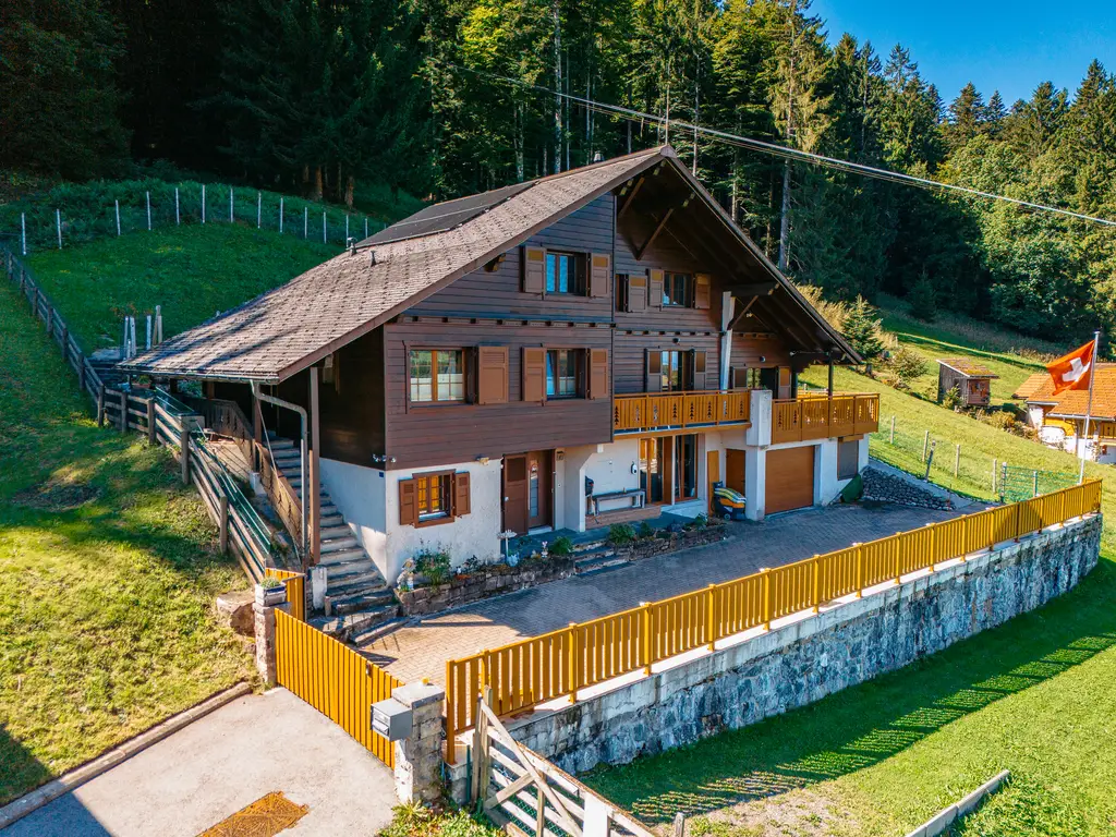 Spacieux chalet de 7,5 pièces dans un cadre verdoyant