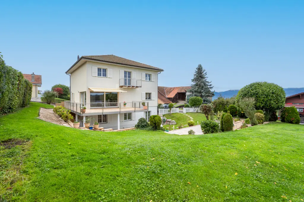 Belle maison vaudoise carrée individuelle , qui surplombe tout le village d&rsquo;Ursins