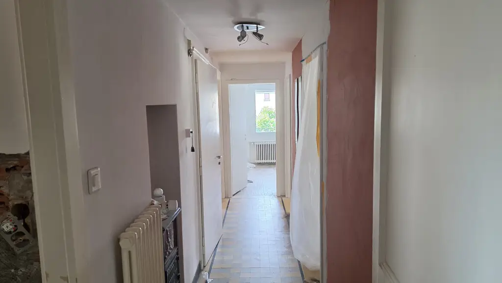 Immeuble de 2 appartements, un local commercial – 2 chambres- 2 places de parc et un garage/ Terrasse au centre du village