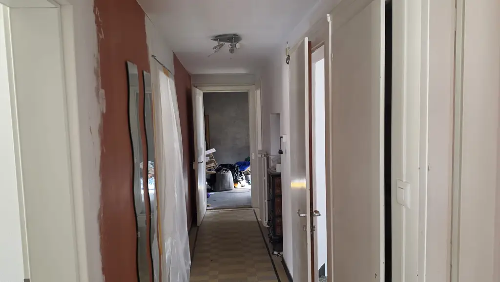 Immeuble de 2 appartements, un local commercial – 2 chambres- 2 places de parc et un garage/ Terrasse au centre du village