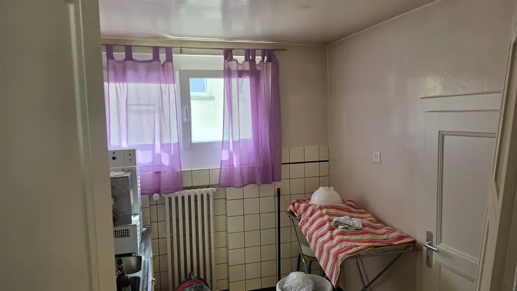 Immeuble de 2 appartements, un local commercial – 2 chambres- 2 places de parc et un garage/ Terrasse au centre du village