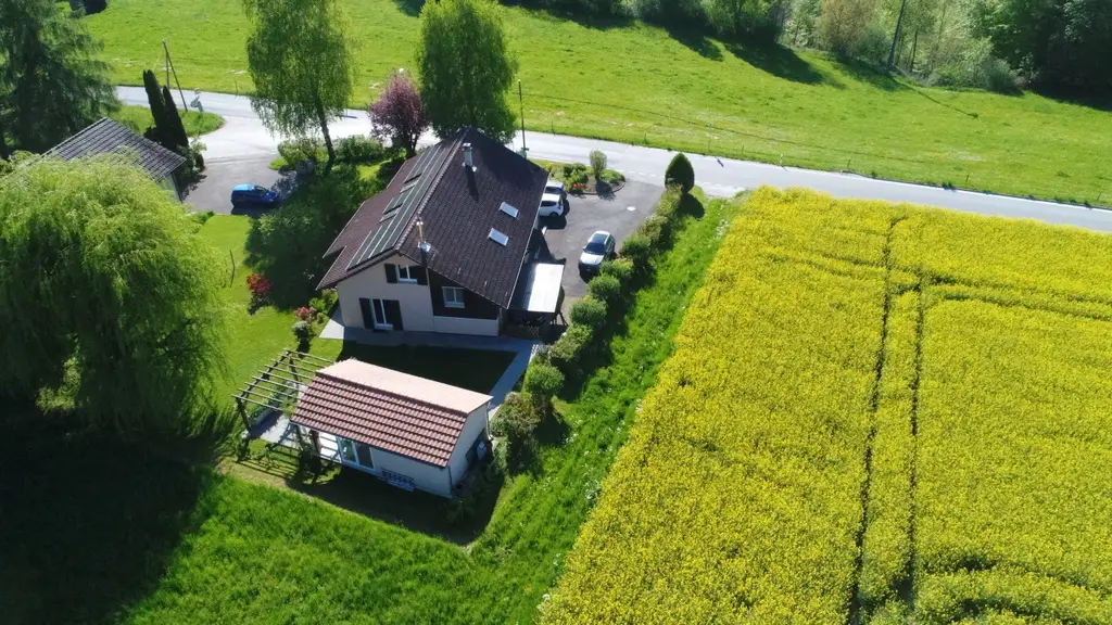 Spacieuse maison soigneusement rénovée, avec studio indépendant, dans un écrin de verdure !