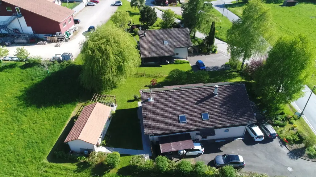 Spacieuse maison soigneusement rénovée, avec studio indépendant, dans un écrin de verdure !