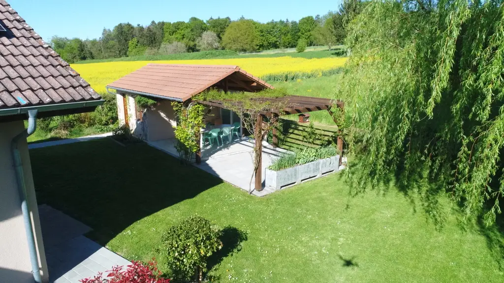 Spacieuse maison soigneusement rénovée, avec studio indépendant, dans un écrin de verdure !