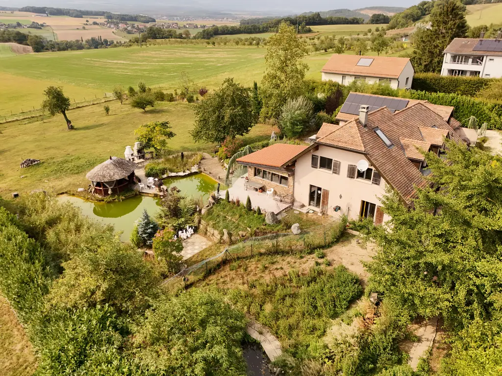 Une adresse unique, entre eau, nature et élégance, pour ceux qui recherchent une propriété que l’on ne rencontre qu’une fois dans sa vie.