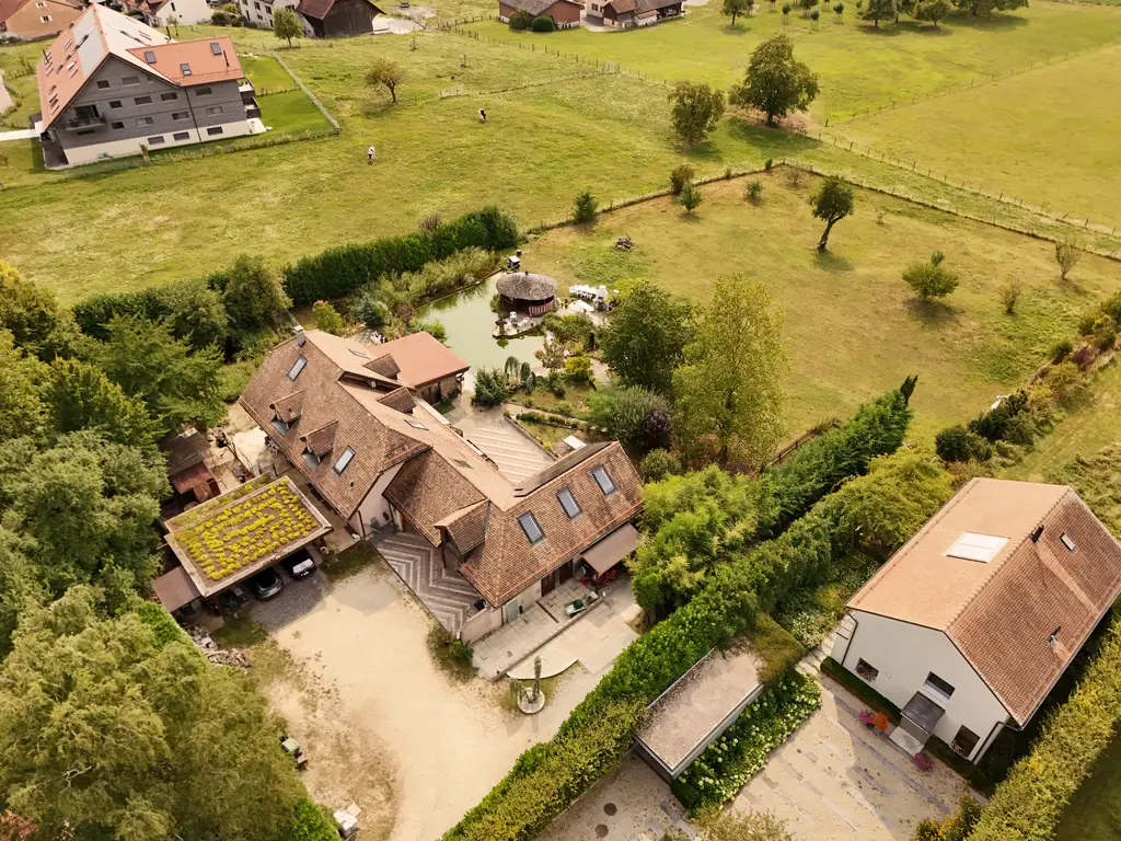 Une adresse unique, entre eau, nature et élégance, pour ceux qui recherchent une propriété que l’on ne rencontre qu’une fois dans sa vie.