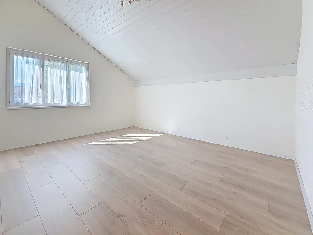 Appartement 3.5 pièces, 96 m² avec de grande hauteur sous plafond, belle terrasse au calme