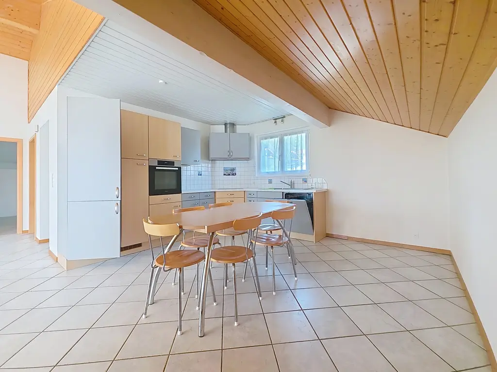 Appartement 3.5 pièces, 96 m² avec de grande hauteur sous plafond, belle terrasse au calme
