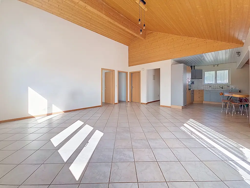 Appartement 3.5 pièces, 96 m² avec de grande hauteur sous plafond, belle terrasse au calme