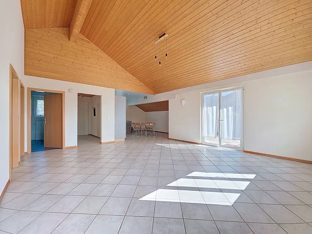 Appartement 3.5 pièces, 96 m² avec de grande hauteur sous plafond, belle terrasse au calme