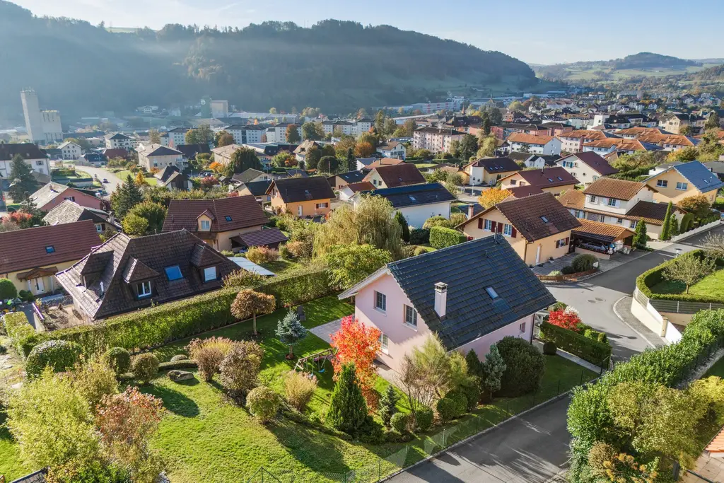 Coup de coeur pour cette magnifique maison individuelle de 5,5 pièces dans un quartier résidentiel prisé, grand jardin (parcelle de 1013 m2)