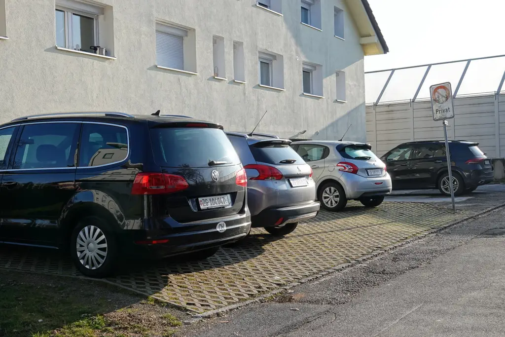 Parkplatz in ruhiger Wohngegend zu vermieten