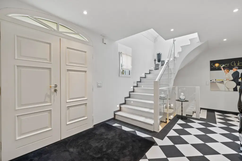 Luxuriöse Villa mit Pooloase und mediterranem Garten – Ihr Traumdomizil in ruhiger Lage