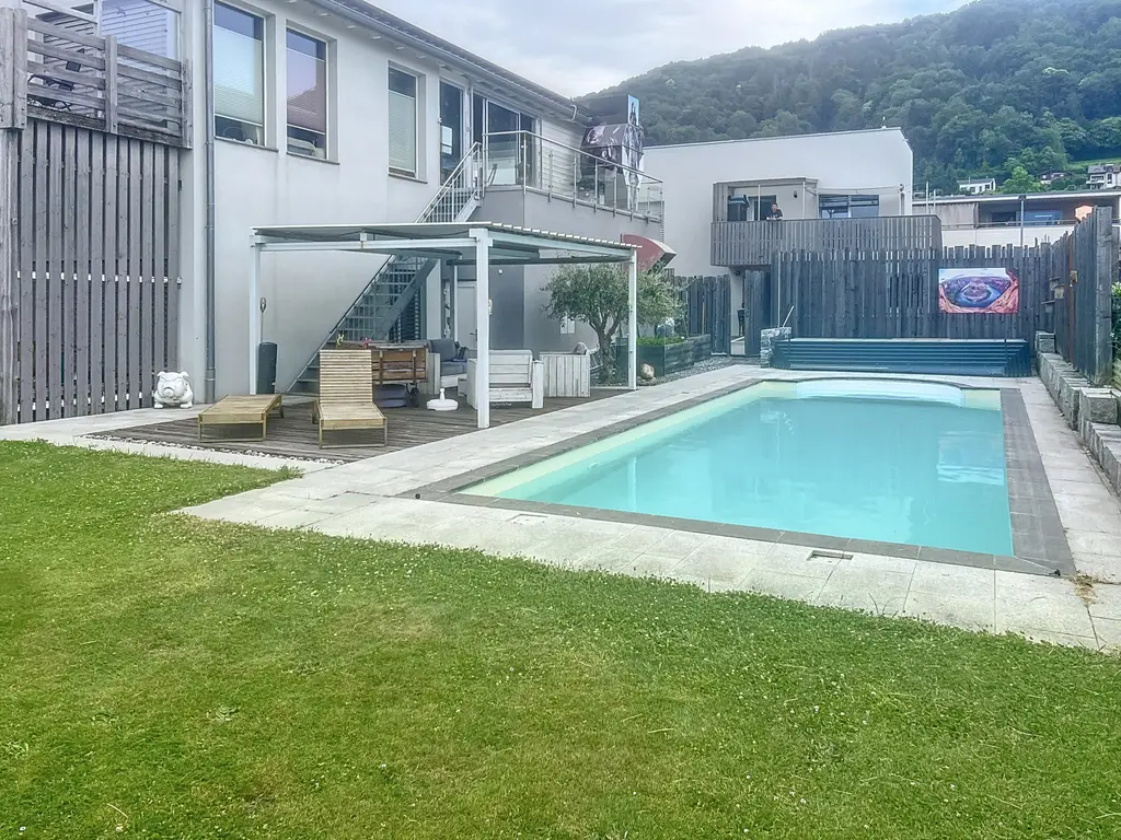 Avec grand jardin, piscine et Vue imprenable sur le Lac
