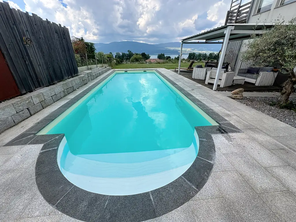 Avec grand jardin, piscine et Vue imprenable sur le Lac