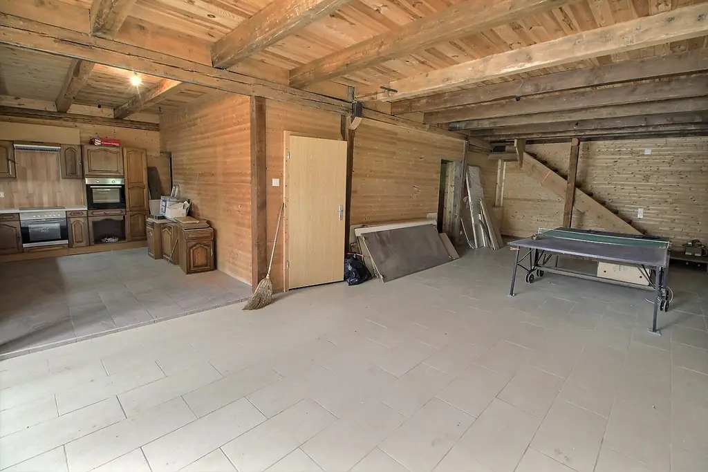 Dans corps de ferme: Grand appartement à finir de rénover