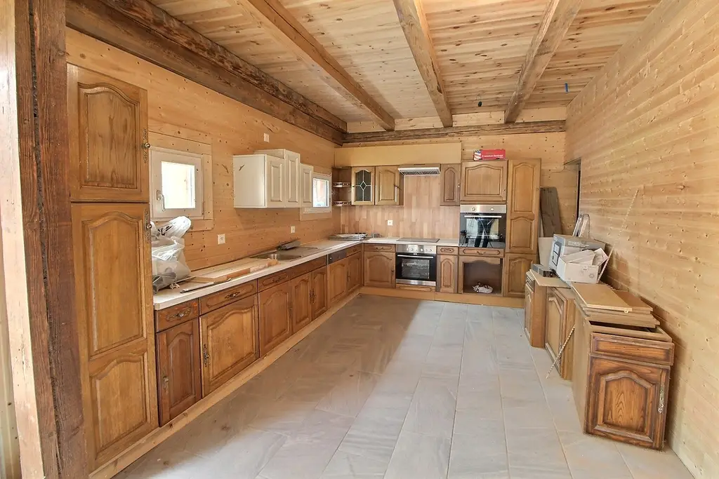 Dans corps de ferme: Grand appartement à finir de rénover