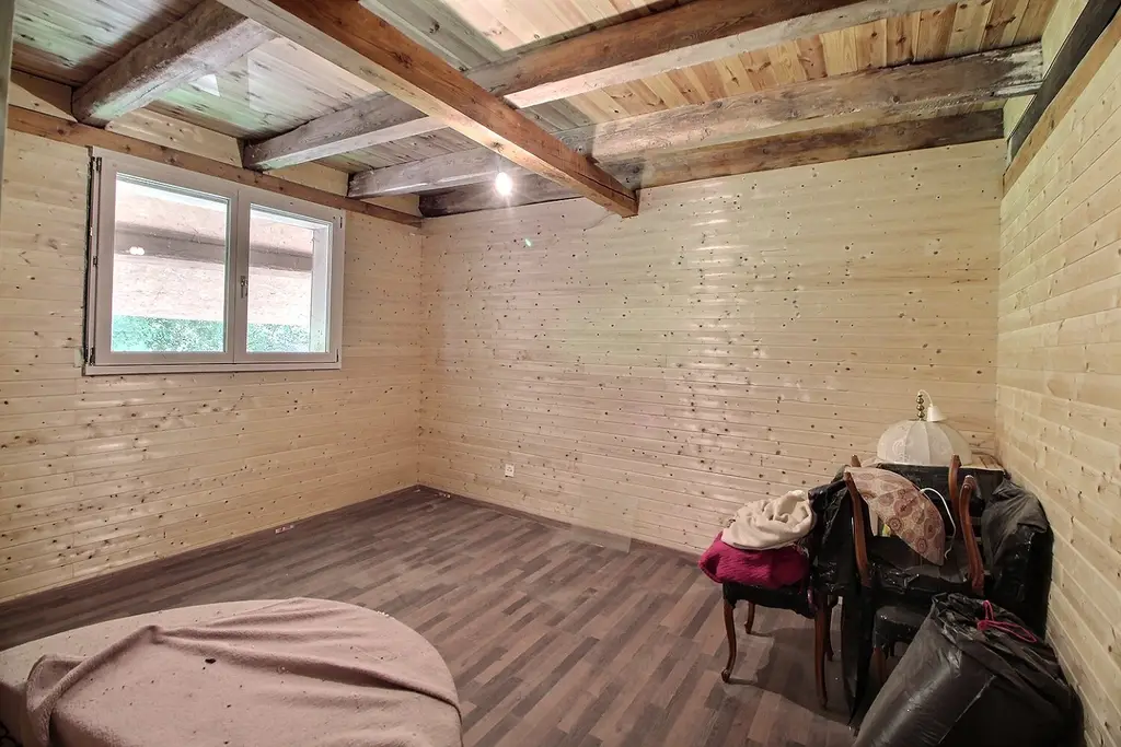 Dans corps de ferme: Grand appartement à finir de rénover