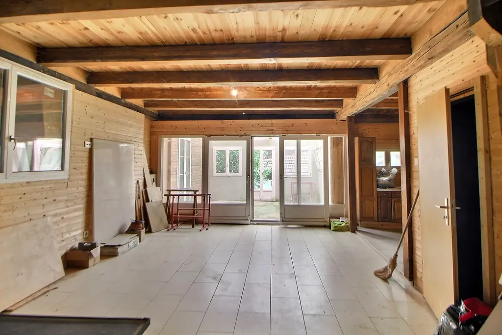 Dans corps de ferme: Grand appartement à finir de rénover
