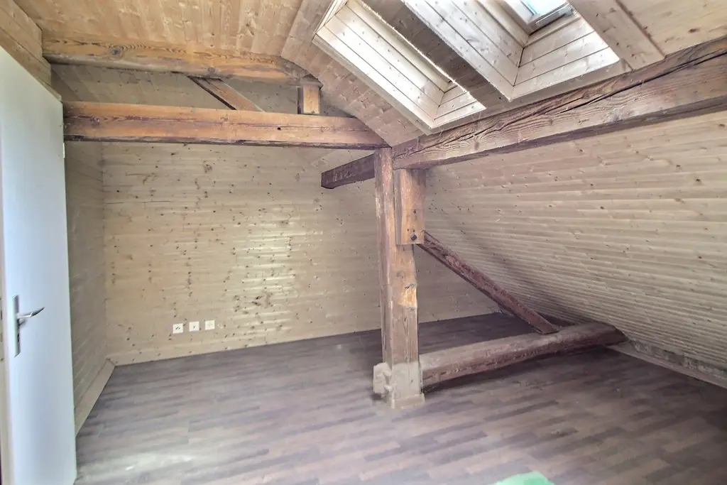 Dans corps de ferme: Grand appartement à finir de rénover