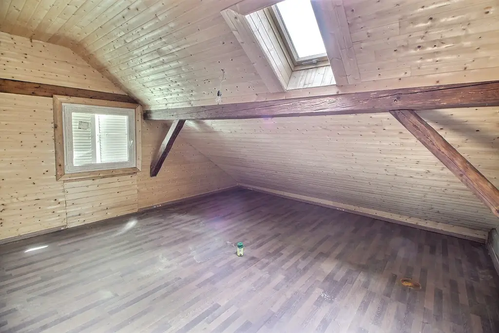 Dans corps de ferme: Grand appartement à finir de rénover