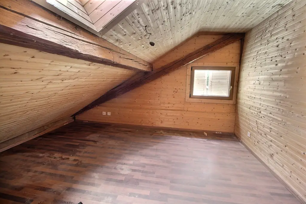 Dans corps de ferme: Grand appartement à finir de rénover