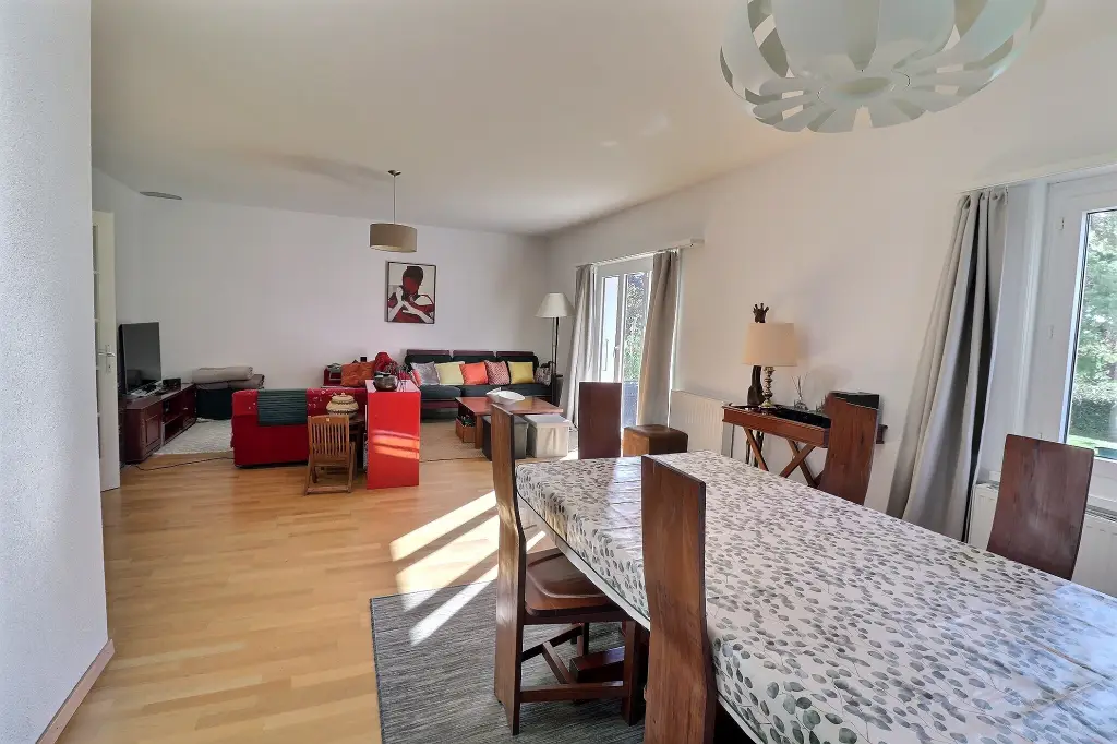 Maison familiale spacieuse à vendre à Genolier – Vue lac et grand terrain