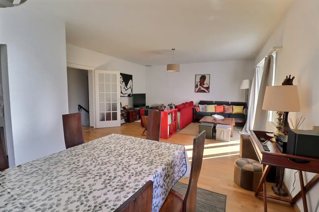 Maison familiale spacieuse à vendre à Genolier – Vue lac et grand terrain
