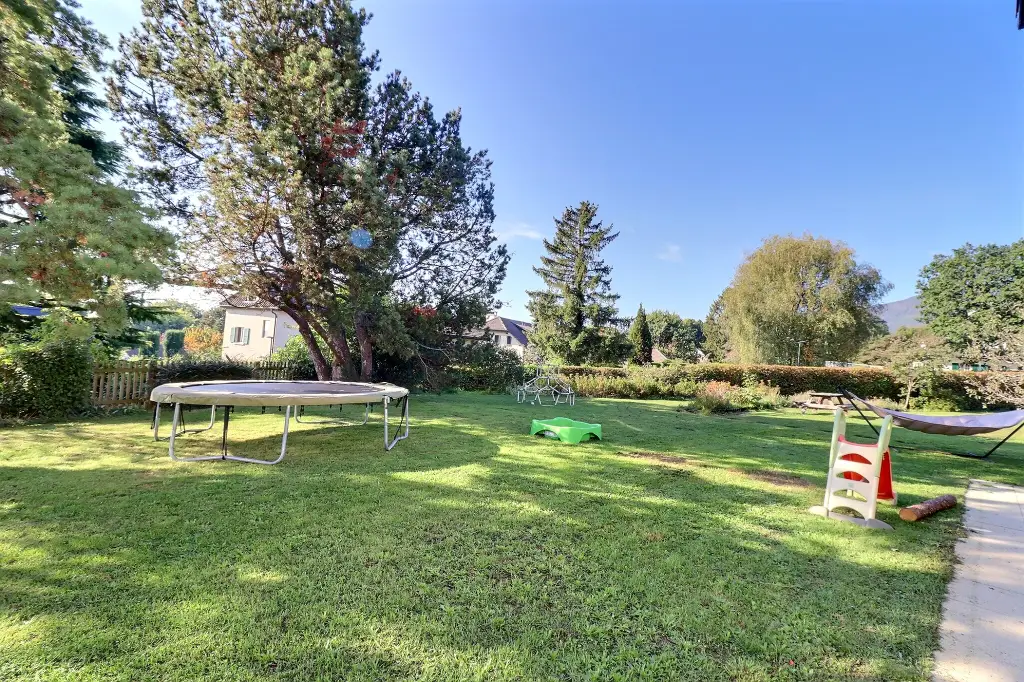 Maison familiale spacieuse à vendre à Genolier – Vue lac et grand terrain