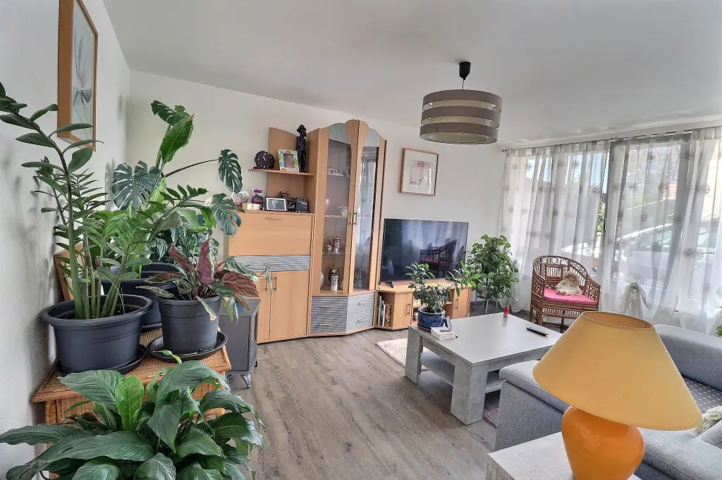 Maison individuelle divisée en deux appartements de 3.5 pièces