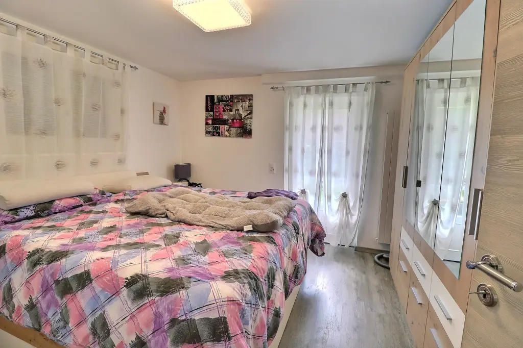 Maison individuelle divisée en deux appartements de 3.5 pièces