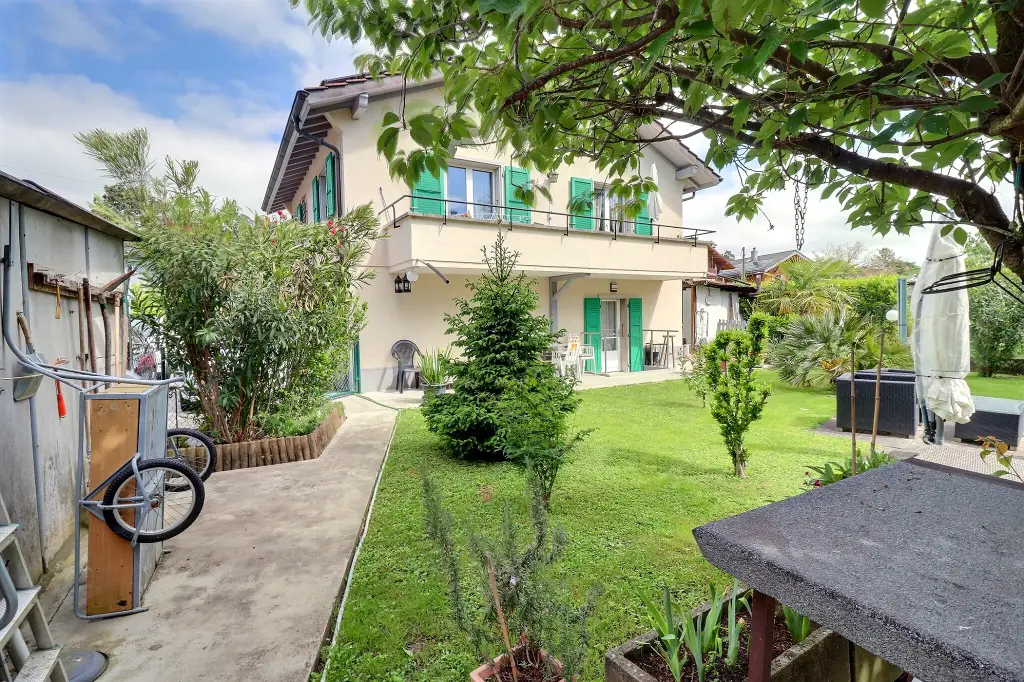 Maison individuelle divisée en deux appartements de 3.5 pièces