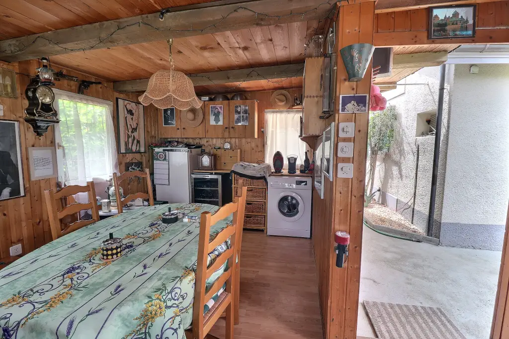 Maison individuelle divisée en deux appartements de 3.5 pièces