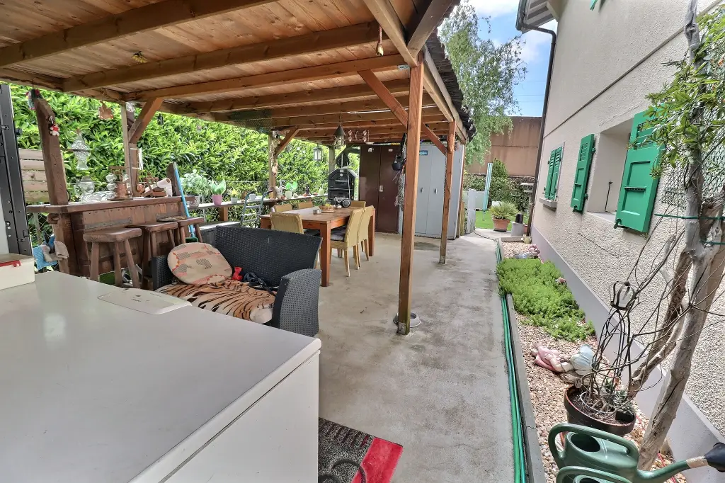 Maison individuelle divisée en deux appartements de 3.5 pièces