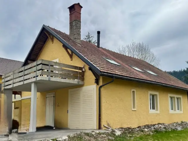 Maison chaleureuse aux Verrières : Deux appartements avec, terrasse, jardin et 3 places de parc