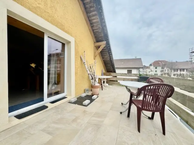 Maison chaleureuse aux Verrières : Deux appartements avec, terrasse, jardin et 3 places de parc