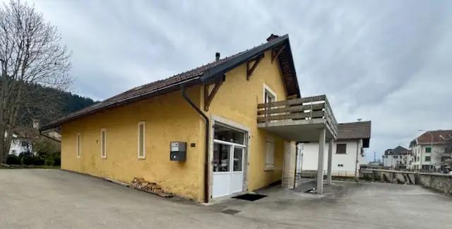 Maison chaleureuse aux Verrières : Deux appartements avec, terrasse, jardin et 3 places de parc