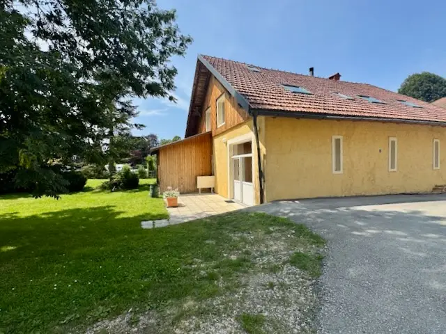 Maison chaleureuse aux Verrières : Deux appartements avec, terrasse, jardin et 3 places de parc