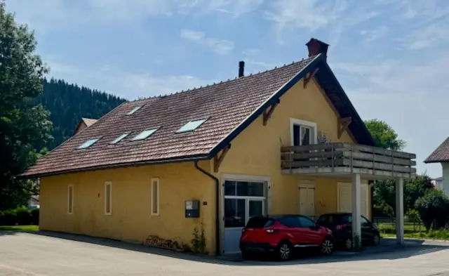Maison chaleureuse aux Verrières : Deux appartements avec, terrasse, jardin et 3 places de parc