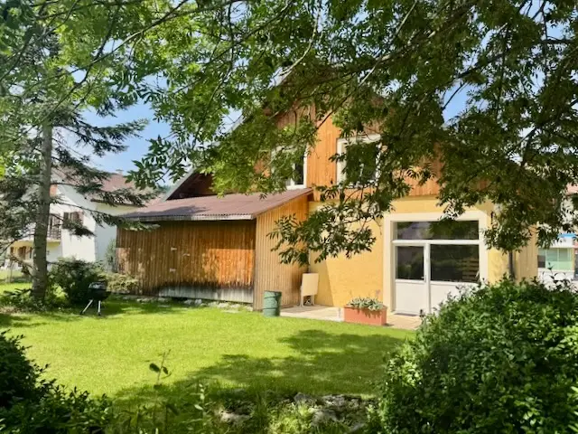 Maison chaleureuse aux Verrières : Deux appartements avec, terrasse, jardin et 3 places de parc