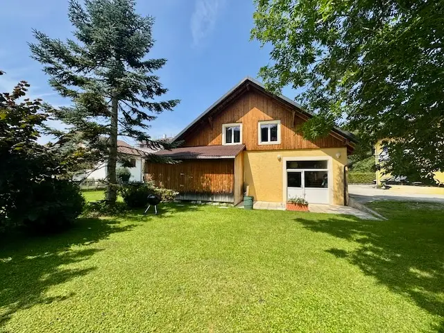 Maison chaleureuse aux Verrières : Deux appartements avec, terrasse, jardin et 3 places de parc